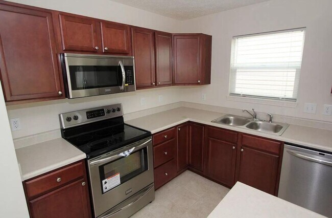 Building Photo - 2425 Cushing Dr