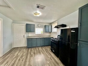 Building Photo - 305 N Live Oak St