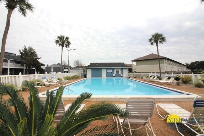 Foto del edificio - Fully Renovated 3BR Townhouse + Community ...