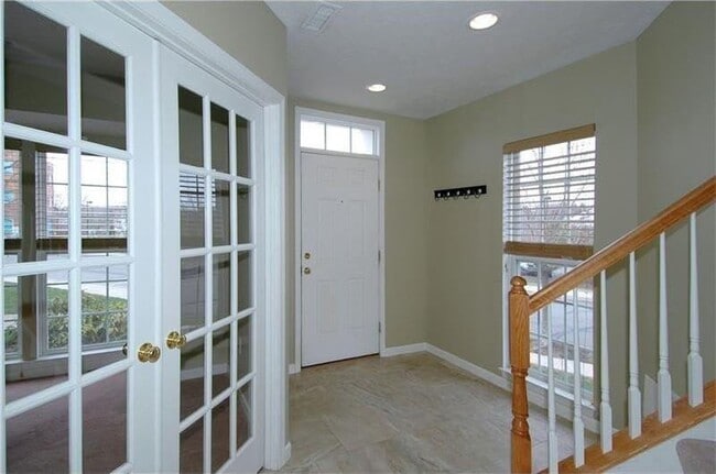 Building Photo - 208 Village Pl
