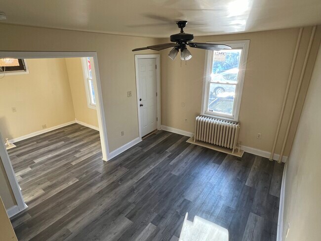 Building Photo - 213 N Poplar St