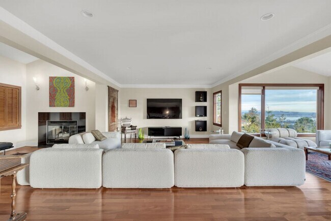 Photo du bâtiment - 1035 King Georges Way