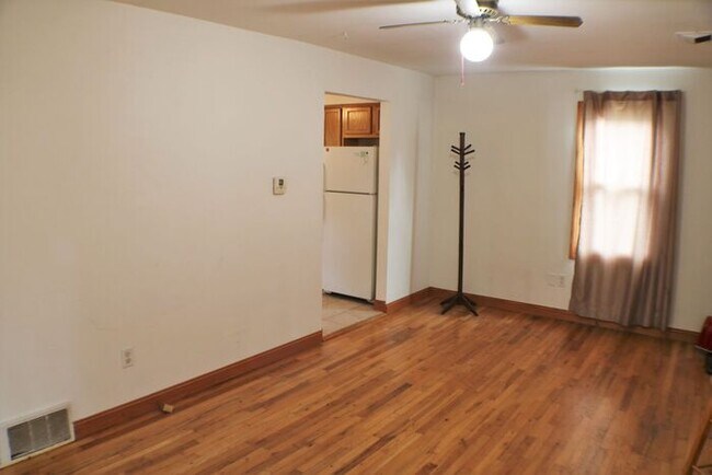 Building Photo - $1,200 | 2 Bedroom, 1 Bathroom Duplex | No...