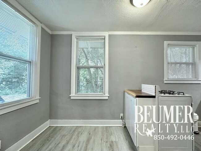 Building Photo - Updated 1 bed/1 bath Cottage for Rent