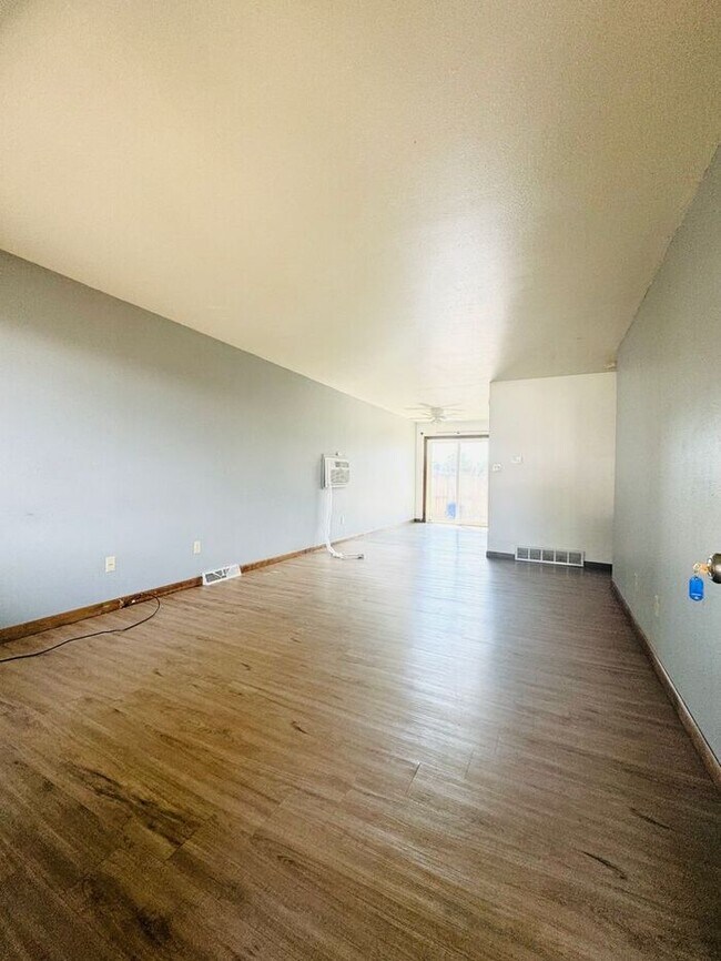 Building Photo - GREAT LOCATION! 2Bed, 1 Bath Bright and Sp...