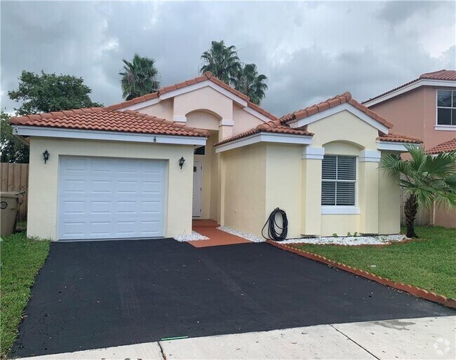 Pine Island Lakes Townhomes Houses for Rent with a Swimming Pool