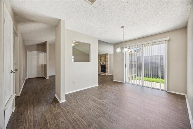 Foto del edificio - 11104 Applewood Dr