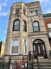 Building Photo - 867 E Pershing Rd