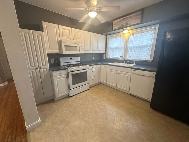 Foto del edificio - Charming 2 bedroom, 1 bath on a corner lot with large fenced backyard.