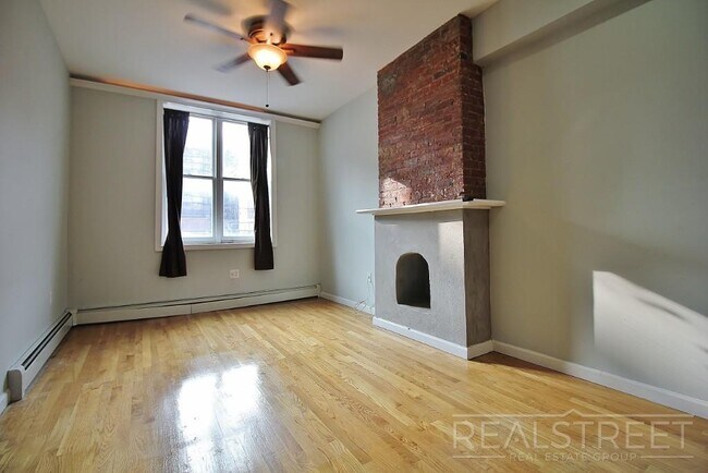 Foto del edificio - Great Deal on a Updated 1 BR in Cobble Hil...