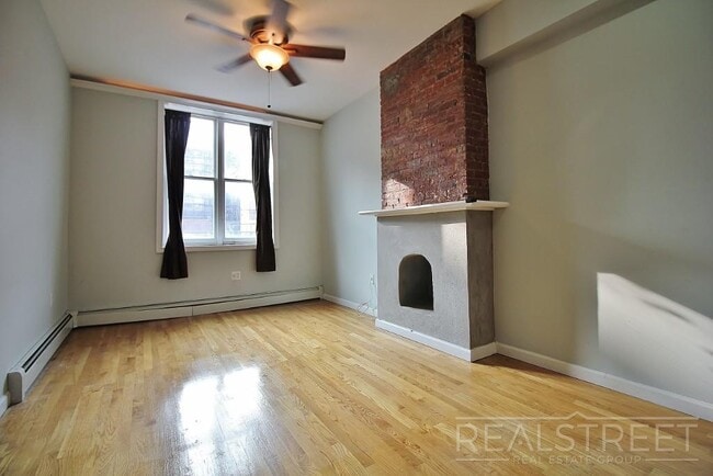 Building Photo - Great Deal on a Updated 1 BR in Cobble Hil...