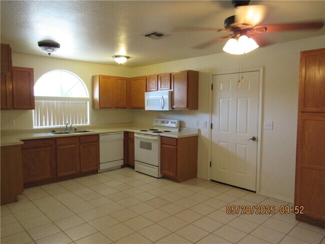 Foto del edificio - 2631 Chambers Ave