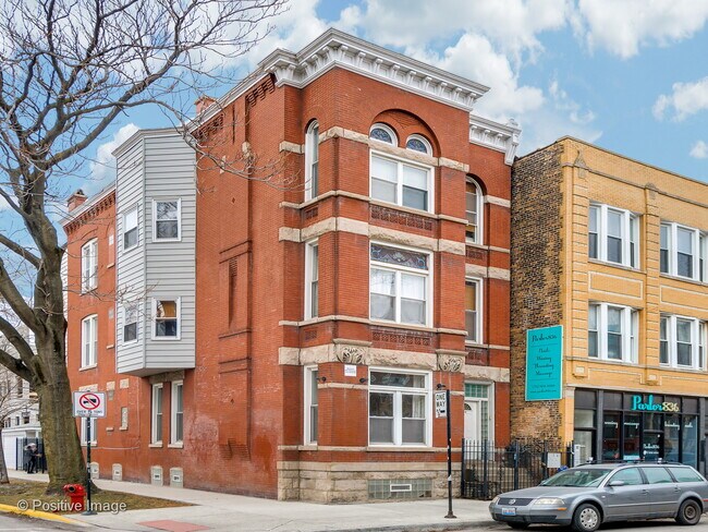 Building Photo - 834 N Damen Ave