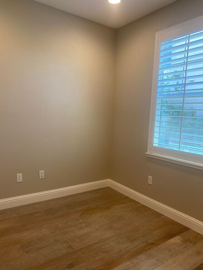 Building Photo - Fabulous Healdsurg Home with Water & Garba...