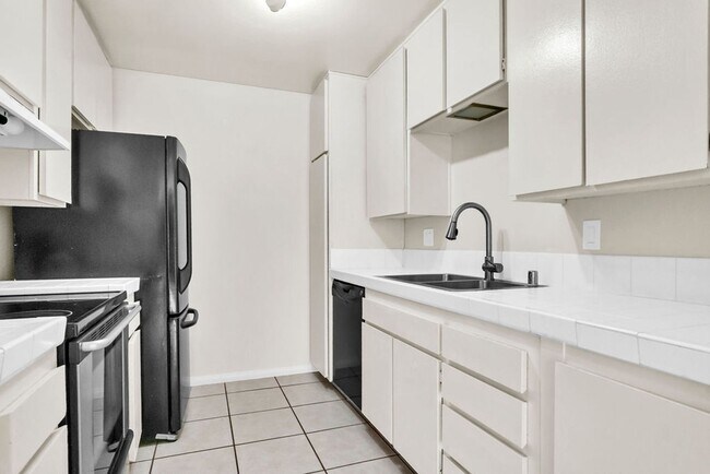 Foto del edificio - Spacious three bedroom with office in Prim...