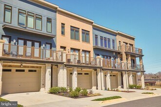 Building Photo - 20055 Old Line Terrace