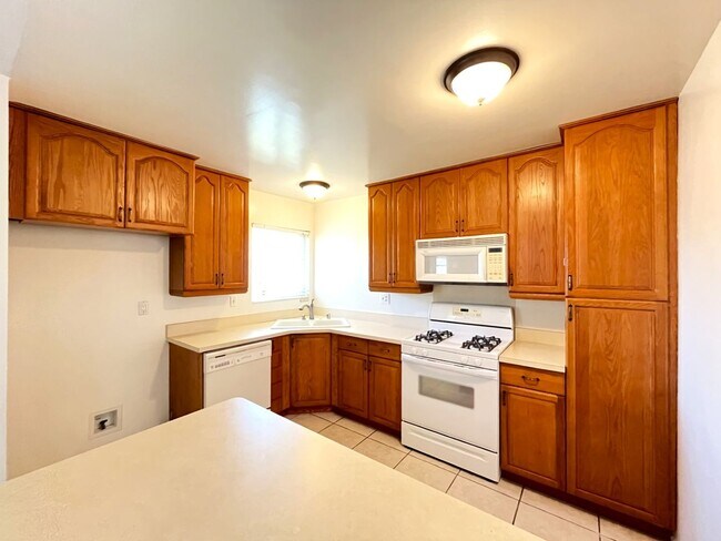 Foto del edificio - 3 bed, 2 bath in Ontario, CA!