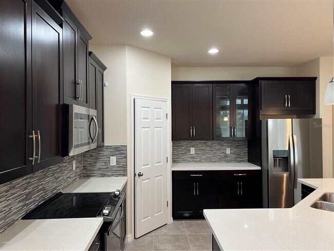 Building Photo - 2423 Fenetre Ln