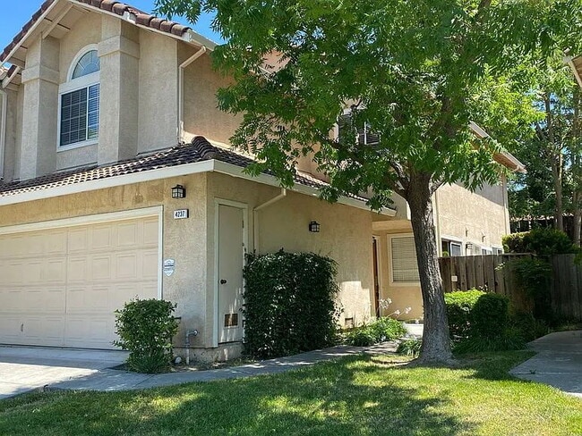 Building Photo - Well Kept 3 Bedroom, 2.5 Bath Home in High...