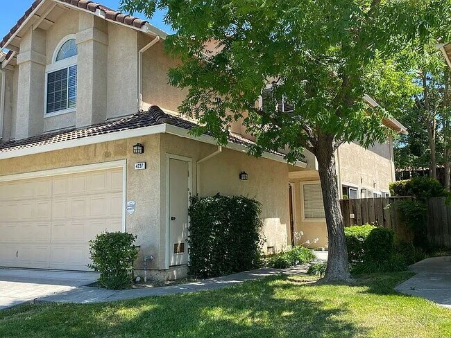 Foto del edificio - Well Kept 3 Bedroom, 2.5 Bath Home in High...