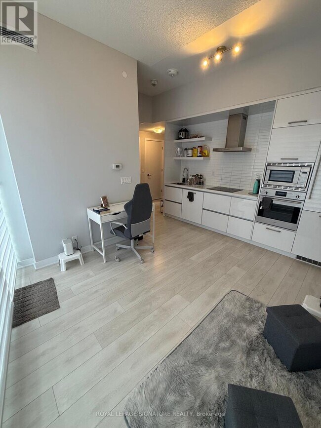 Photo du bâtiment - 2221-2221 Yonge St