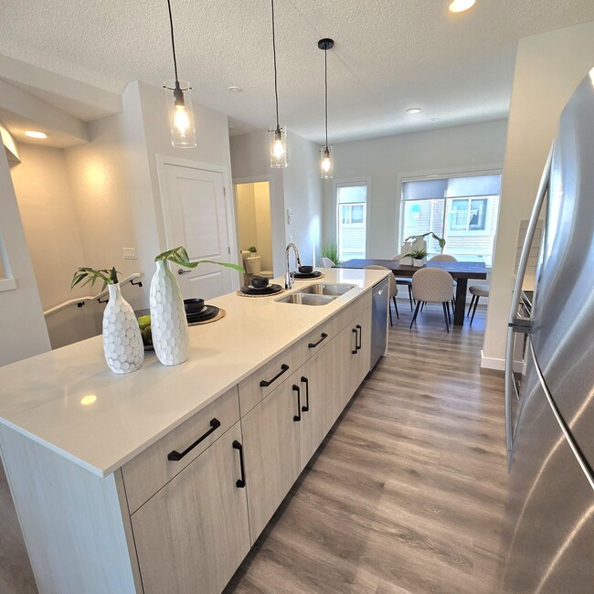 Photo du bâtiment - Gorgeous 3 bedroom, 2.5 bathroom townhouse...