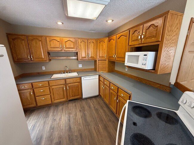Building Photo - Spacious 5 Bedroom Home in a Peaceful Country Setting