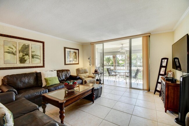 Building Photo - 921 Gardenia Dr