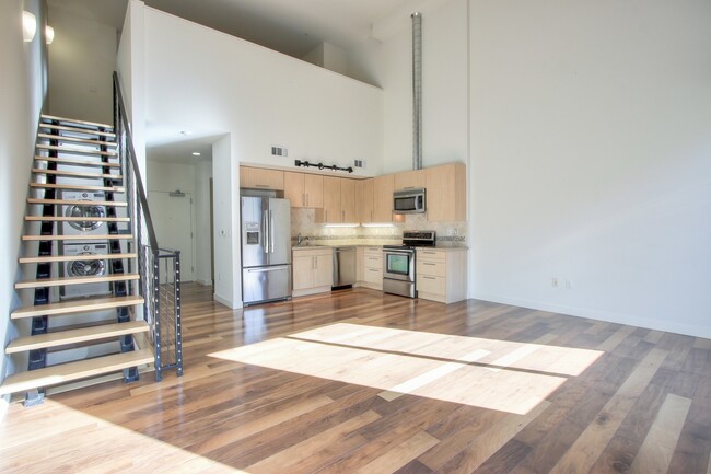 Building Photo - 3 Level Loft at Plant 51- 2 Bed/2 Bath - E...