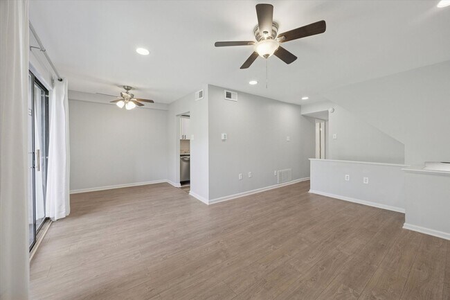Foto del edificio - Available Immediately – Renovated 2B/1.5B ...