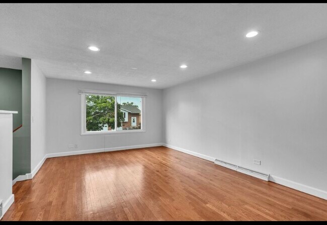 Foto del edificio - 1549 Revere Cir