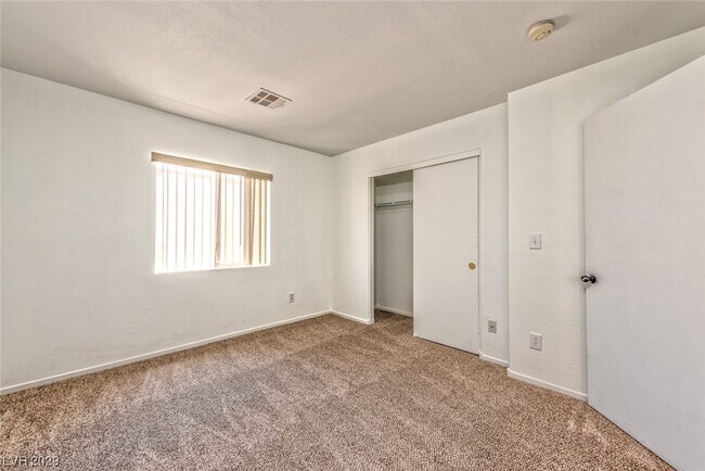 Foto del edificio - 5261 Paradise Skies Ave