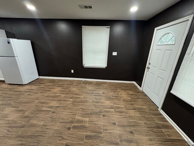 Building Photo - 1555 Swan Ave