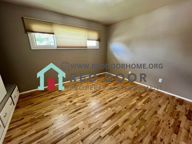 Foto del edificio - 2-Bedroom House with Finished Basement, and Double Car Garage
