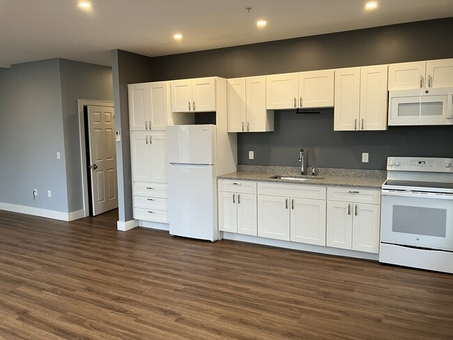 Open Kitchen - 10 S Lake Ave