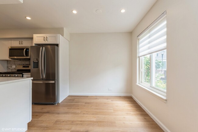 Building Photo - 1110 Cove Dr