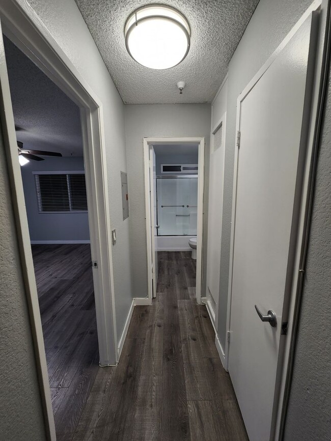Building Photo - 1 Bedroom / 1 Bath Apt Located In Hawthorn...