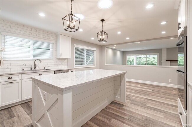 Foto del edificio - 4580 Hazelnut Ave