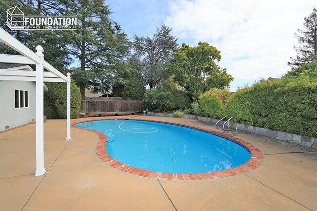 Building Photo - 24 La Crescenta Way