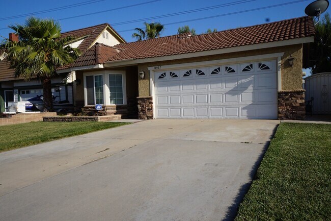 Foto del edificio - 3 Bedrooms with big backyard