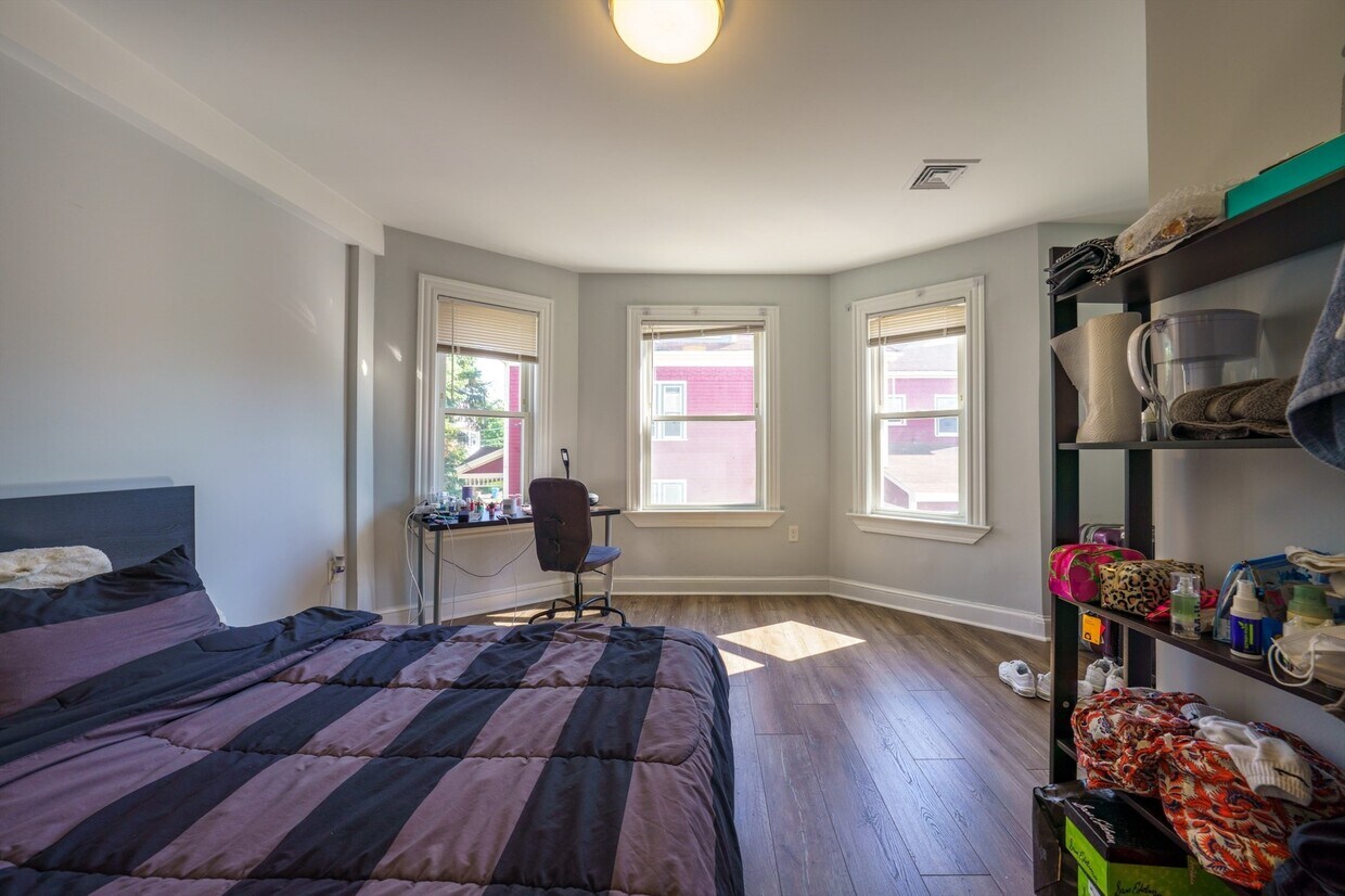 Primary Photo - 24 Fiske St