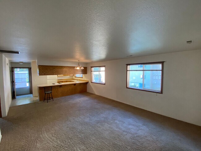 Building Photo - 522 W. Summit Avenue