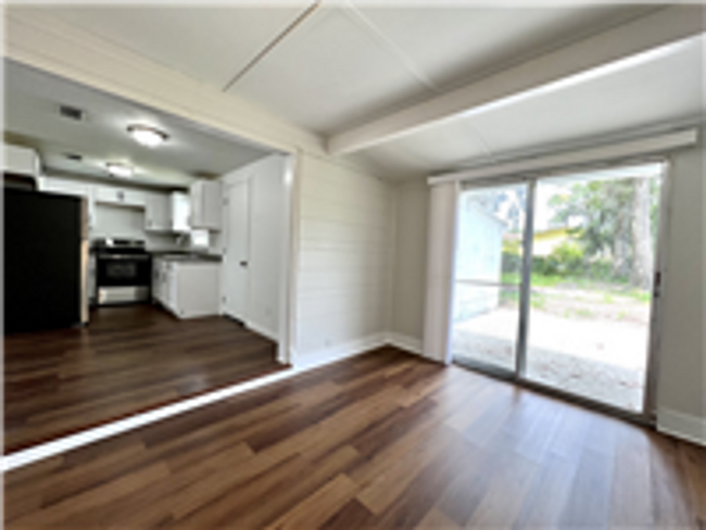 Building Photo - Gorgeous 3 bedroom / 1.5 bathroom home rea...