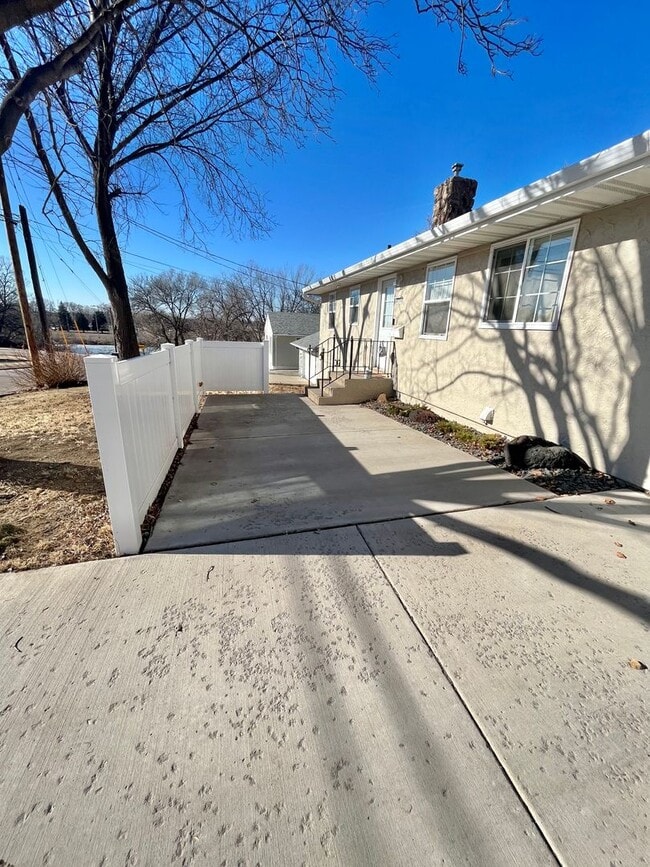 Building Photo - 3 Bed/2 Bath Lakefront Rental Home in Sioux Falls!