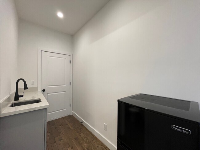 Building Photo - 1674 Palou Ave