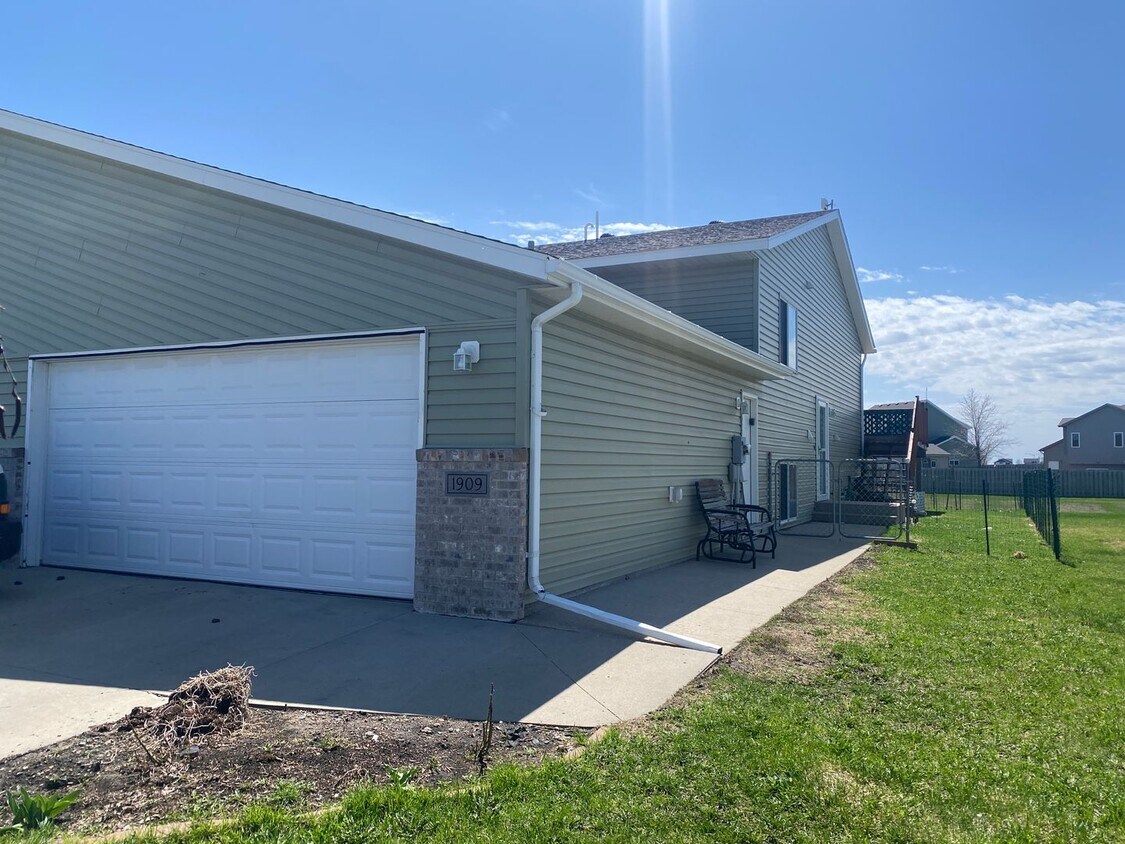 Primary Photo - 3 bed, 1 bath Townhome available in South ...