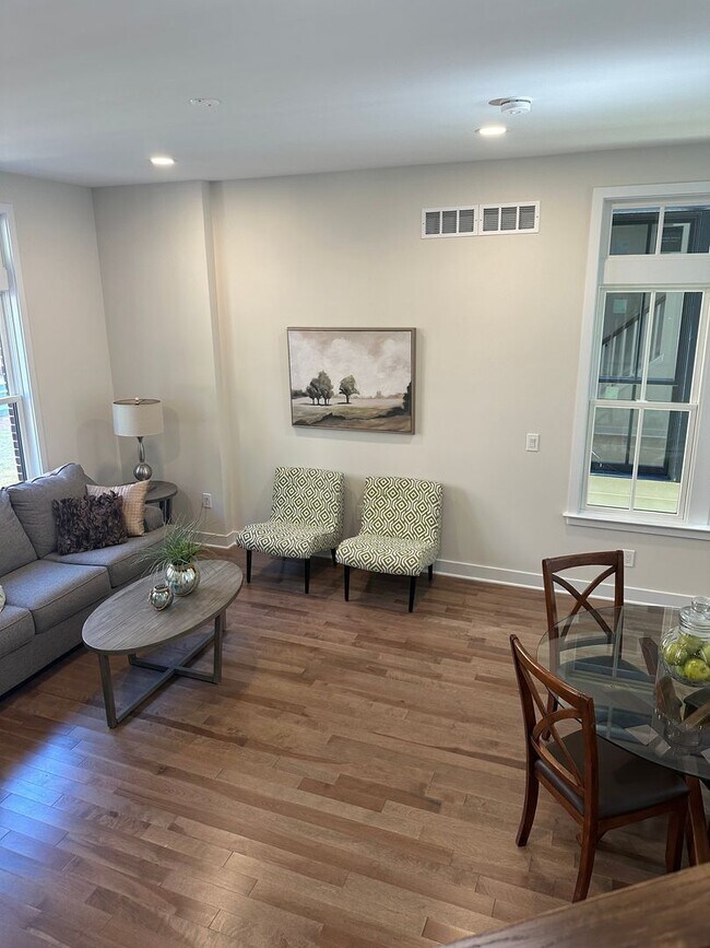 Foto del edificio - 111-117 Thornton Ln