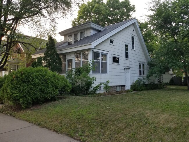 1555 Breda - Side - 1555 Breda Ave