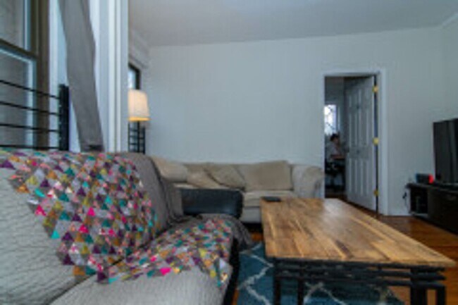 Foto del edificio - Renovated, 2 Floor Fenway / BU South Campus 4 Bed/2 Bath on Park Drive for September 1st, 2026