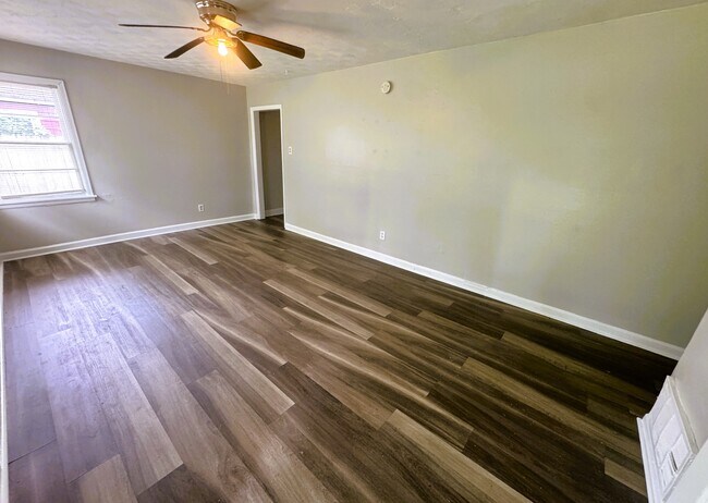 Foto del edificio - 1644 Russwood Rd